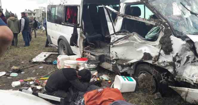 Mersin’de minibüs ile hafif ticari araç çarpıştı: 1 ölü, 9 yaralı