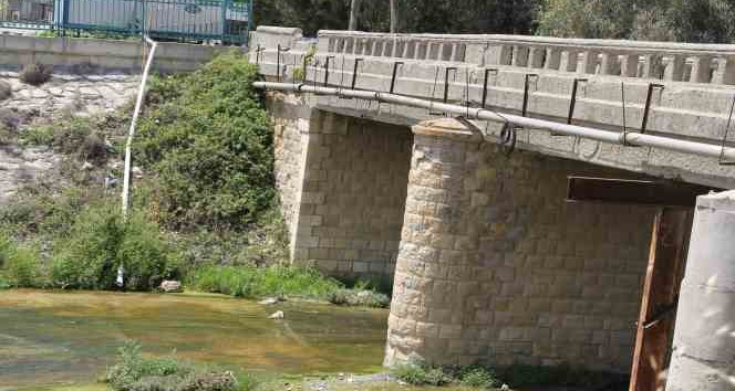 Depremde 200 yıllık tarihi köprü ayakta kaldı