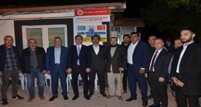 MHP’li Özdemir, Doğu Türkistanlılarla buluştu