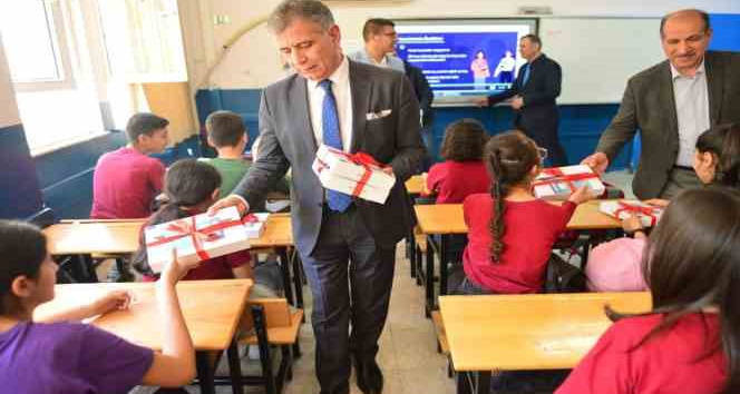 Adana’da depremzede öğrencilere tablet dağıtıldı