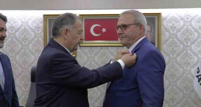 TDP Kayseri İl Yönetimi AK Parti’ye katıldı, rozetlerini Özhaseki taktı