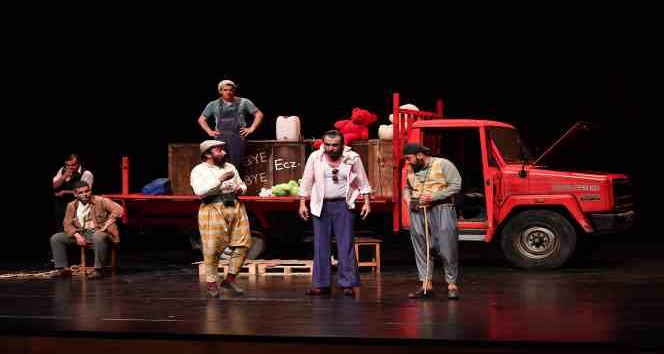 Mersin Şehir Tiyatrosu, yeni oyunu ‘Kamyon’un prömiyerini yaptı