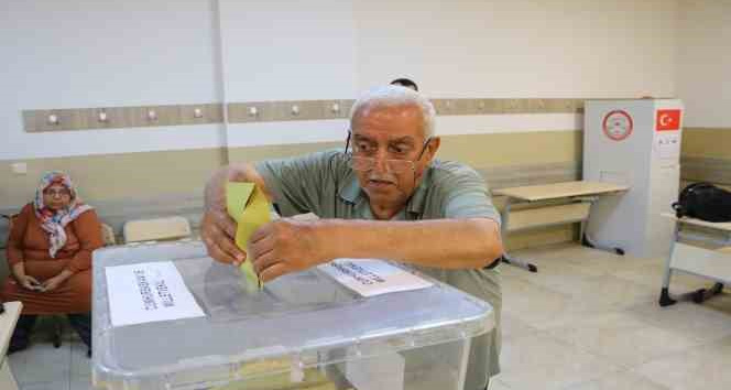 Adana’da oy kullanma işlemleri başladı