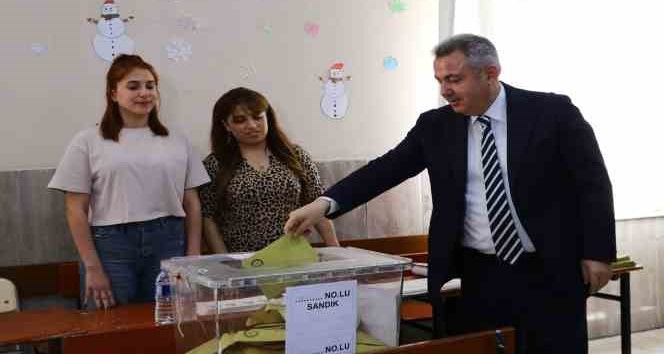 Adana Valisi Elban: “Seçim güvenliği için 12 bin civarında polis ve jandarma görev alıyor”