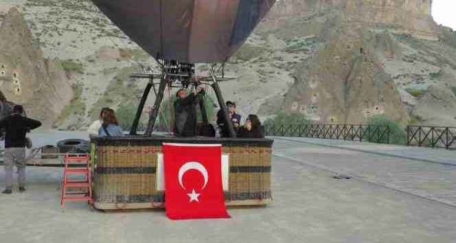 Soğanlı’da balonlar 19 Mayıs için Türk bayraklarıyla havalandı