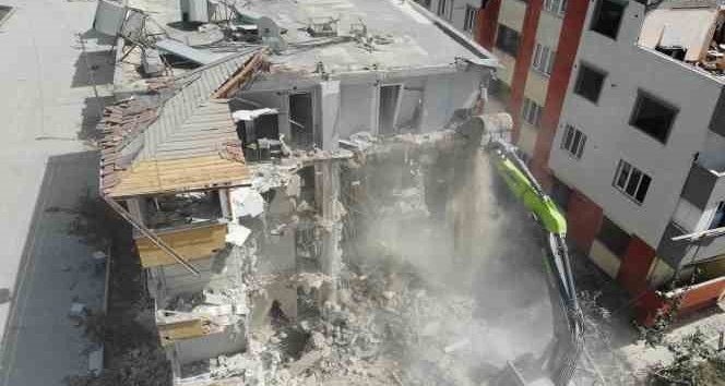 Hatay’da ağır hasarlı binaların yıkımı sürüyor