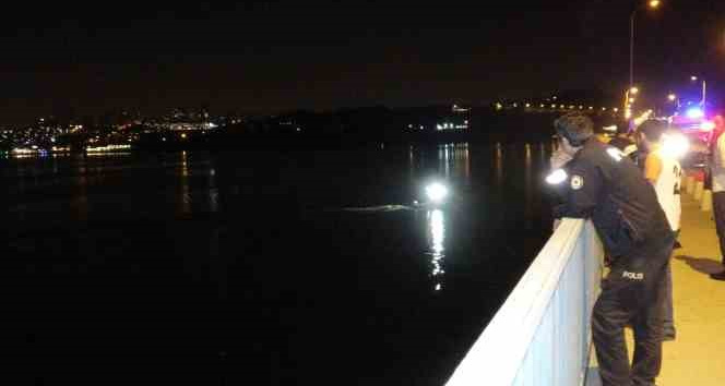 Adana’da köprüden göle düşen kişi kayboldu