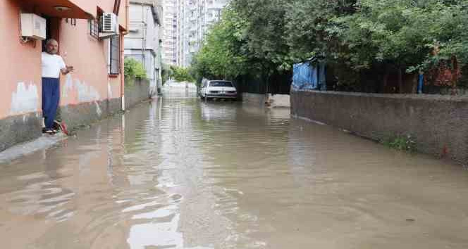 Adana’da sabah saatlerinde etkili olan sağanak her yeri su altında bıraktı