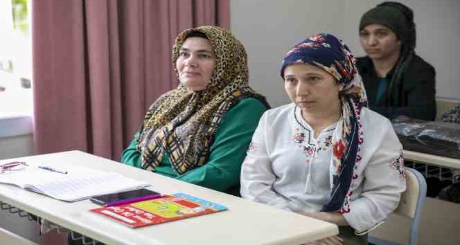 Mersinli kadınlar belediye kurslarıyla okuma yazma öğreniyor