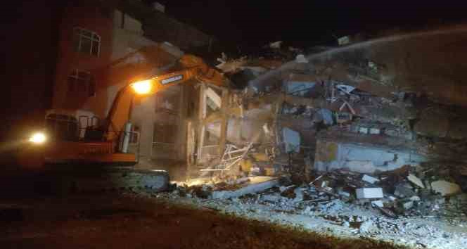 Gece çöken ağır hasarlı bina kontrollü olarak tamamen yıkıldı