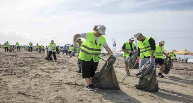 Mersin Büyükşehir Belediyesinden sahil temizleme etkinliği