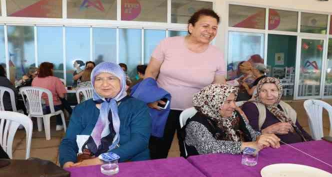 Mersin’de yaş almış vatandaşlar 80’ler etkinliğinde bir araya geldi