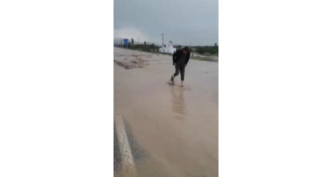 Ulaşıma sel engeli: Kayseri-Niğde karayolu sel nedeniyle ulaşıma kapandı