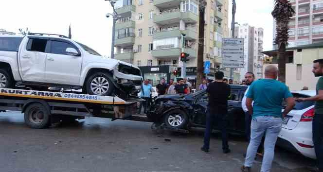 Adana’da kavşakta kaza: 3 araç hasar gördü, 2 sürücü yaralandı