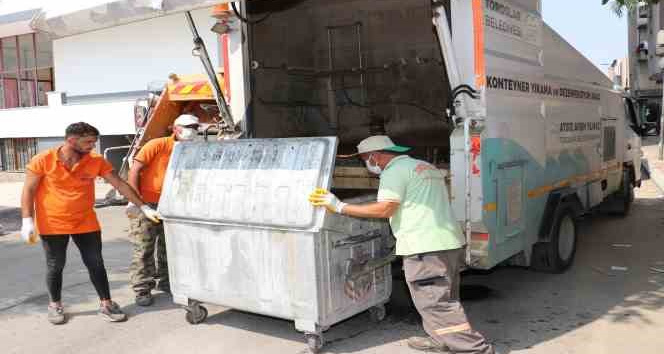 Toroslar’da bayram sonrası çöp konteynerleri dezenfekte edildi