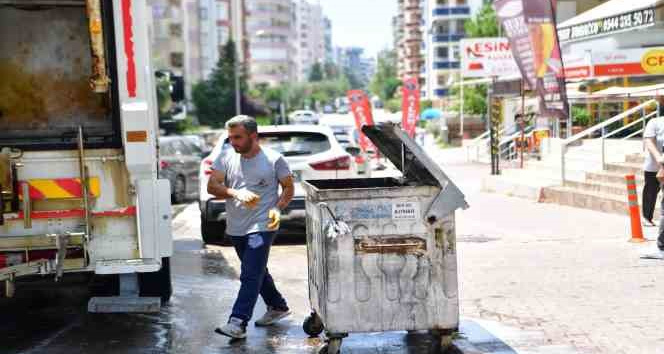 Çukurova’da konteynerler ilaçlı su ile yıkanıyor