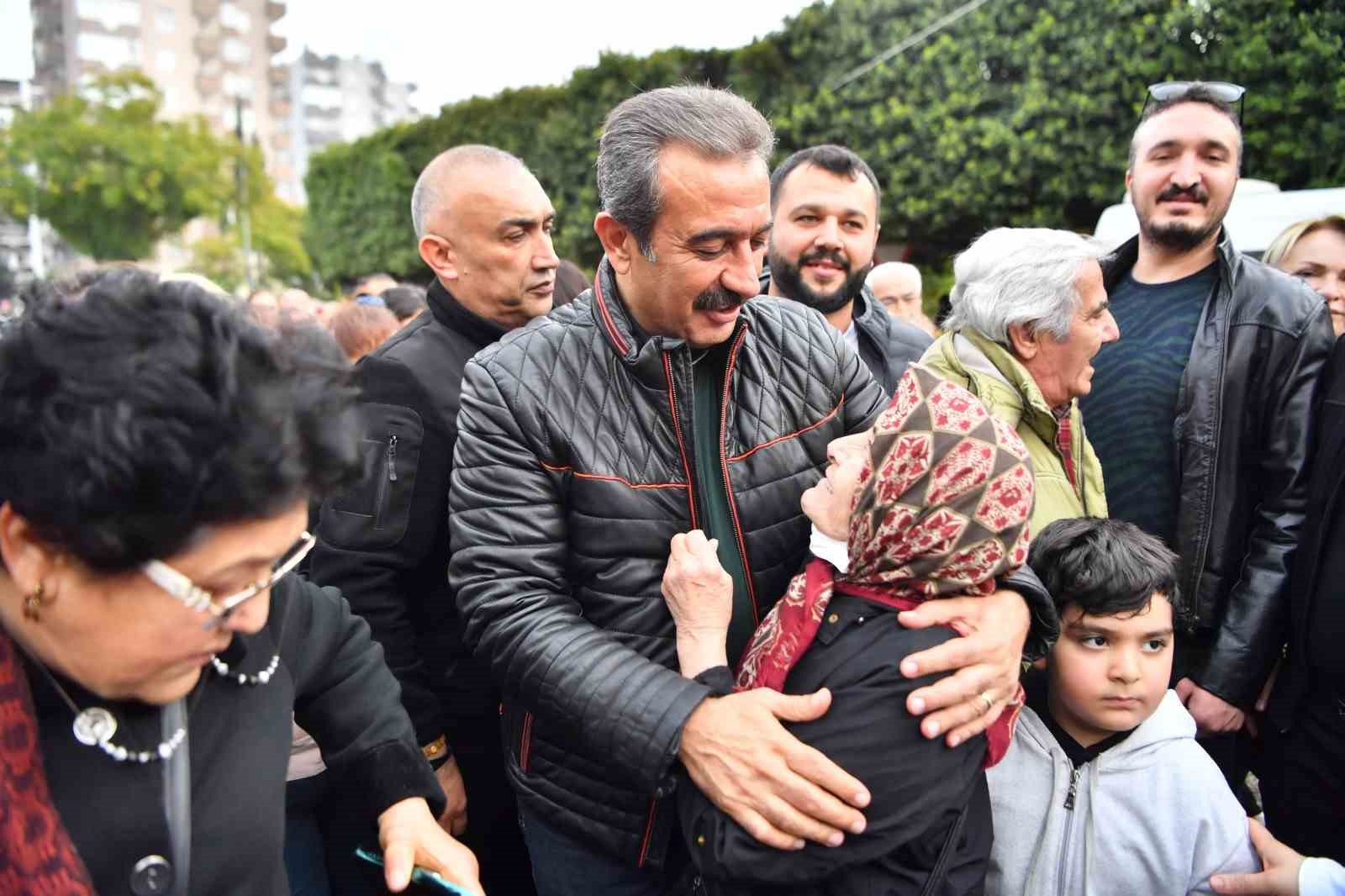 Belediye Başkanı Çetin, kadınlara gül dağıttı