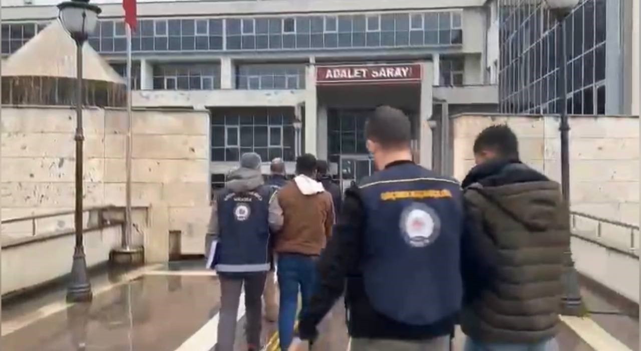 Osmaniye’de 14 kaçak göçmen yakalandı, 3 organizatör tutuklandı