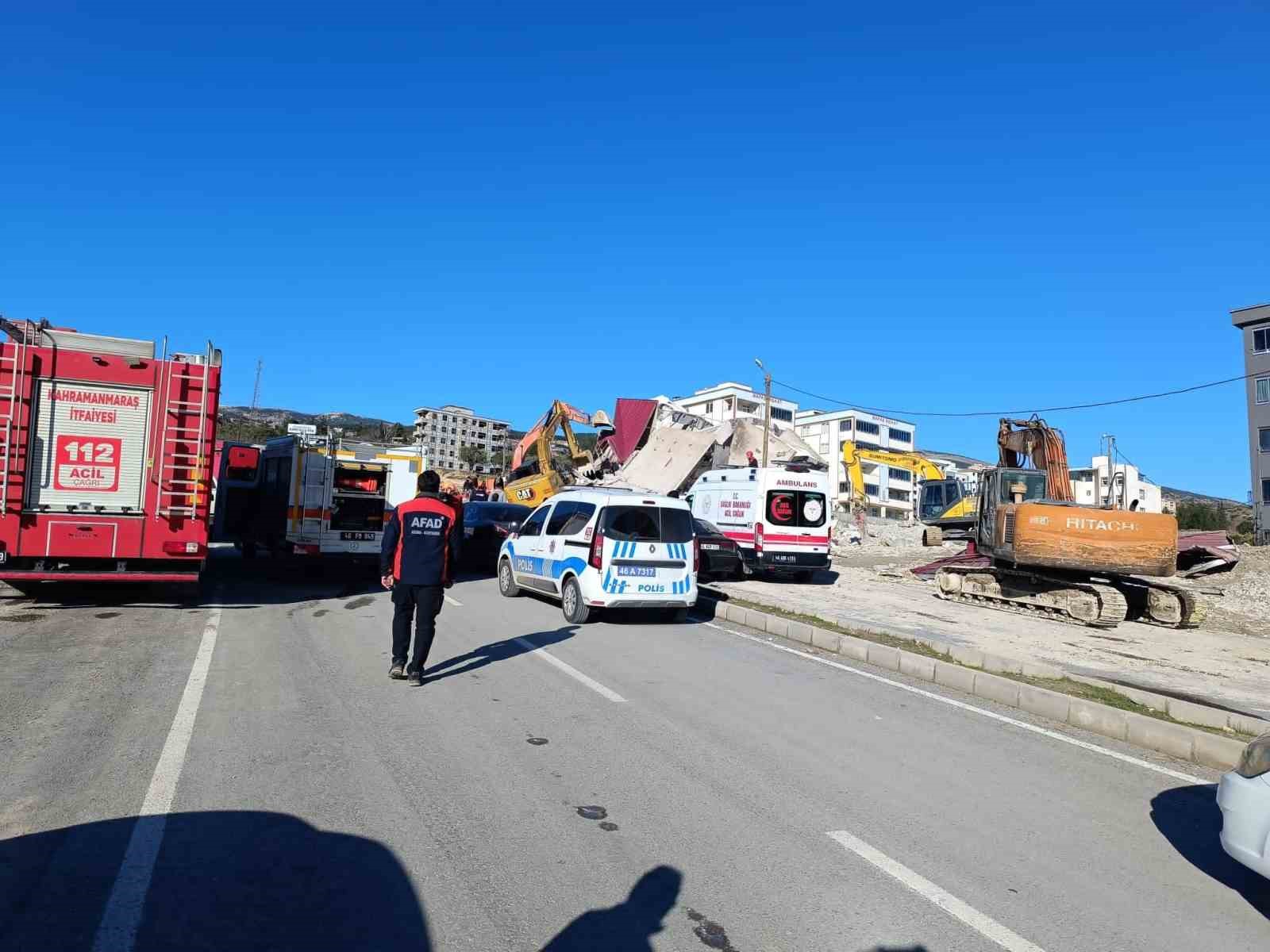 Kahramanmaraş’ta hasarlı bina yıkımı sırasında operatör enkaz altında kaldı