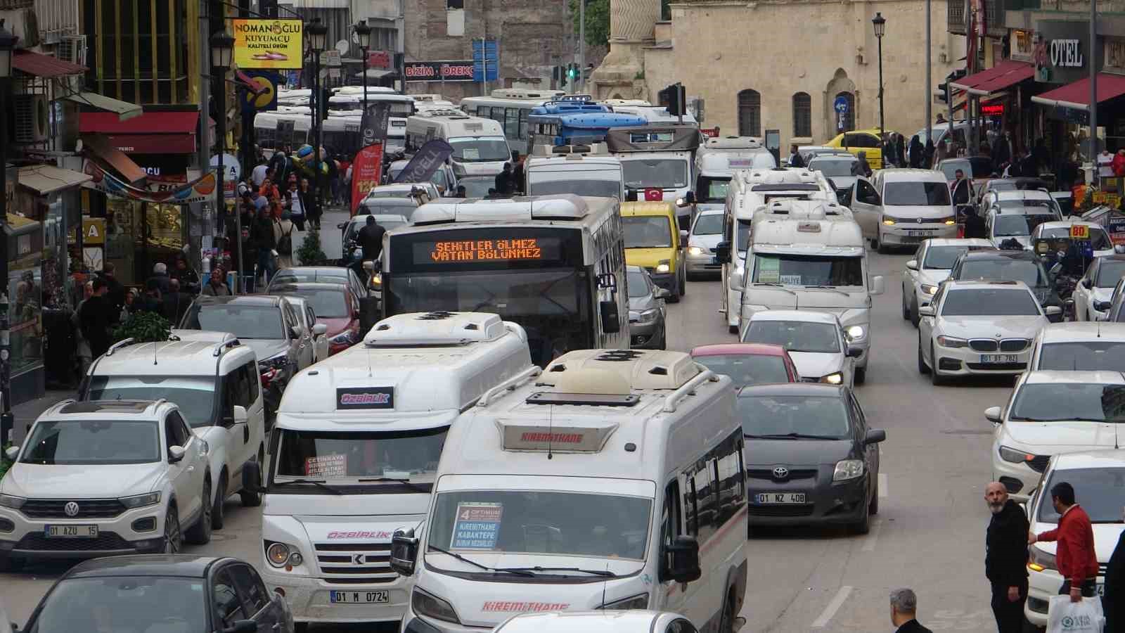 Adana’da taşıt sayısı arttı, korna sesi çileye döndü