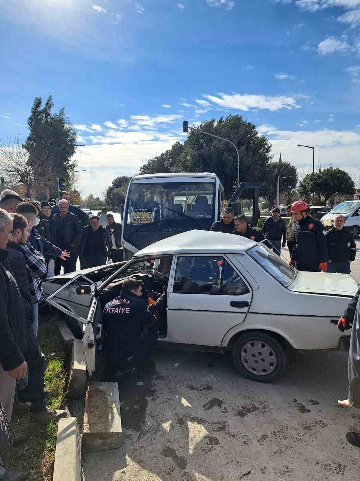 Adana’da Tofaş marka otomobil ile midibüs çarpıştı: 9 yaralı