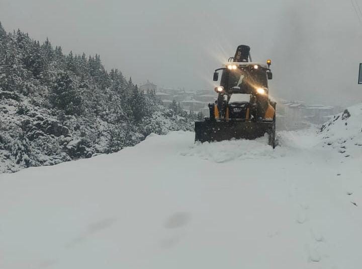 Toroslar’ın yüksek kesimlerinde karla kapanan yollar ulaşıma açılıyor
