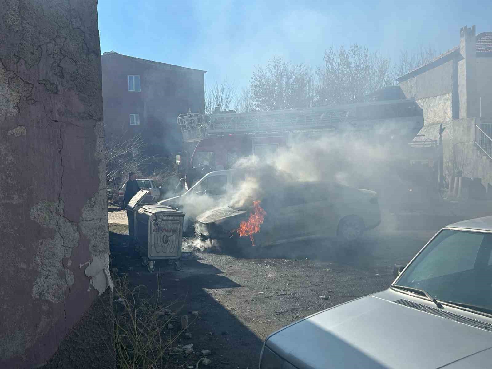 Tomarza’da park halindeki otomobil alev aldı