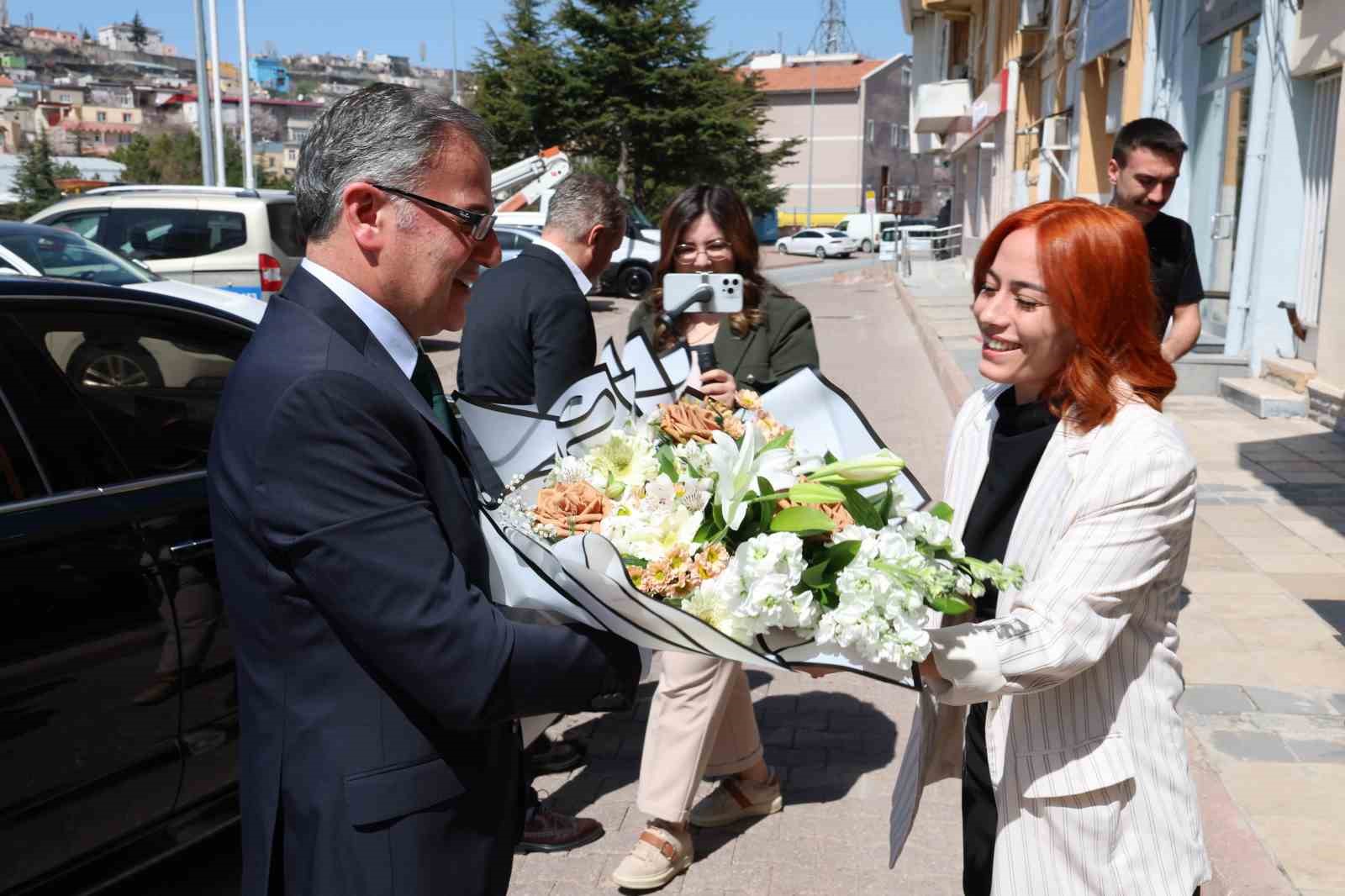Başkan Özdoğan çiçeklerle karşılandı