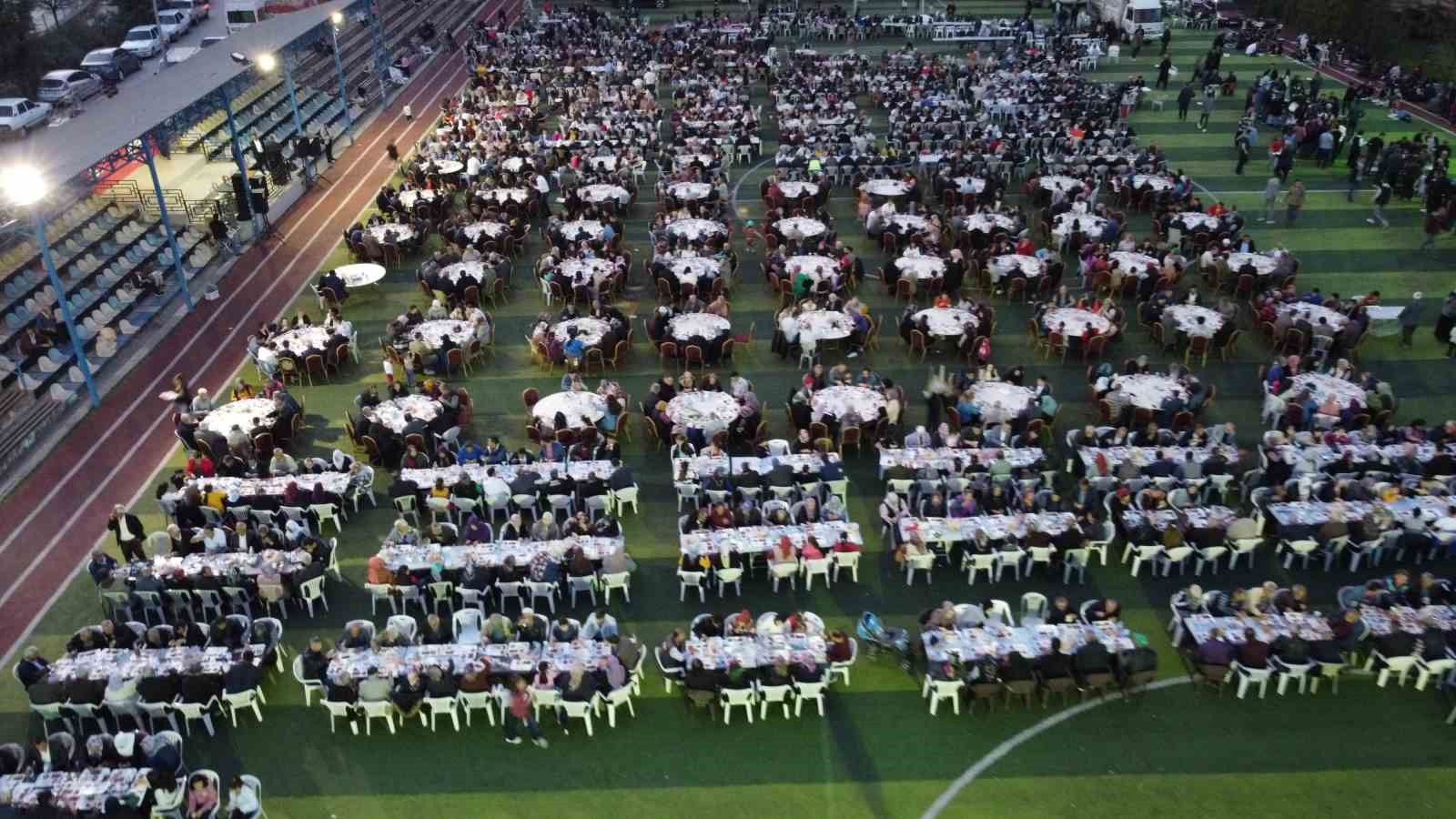 Toroslarda binlerce Fekeli Devlet Bahçeli Stadyumu’nda iftar açtı
