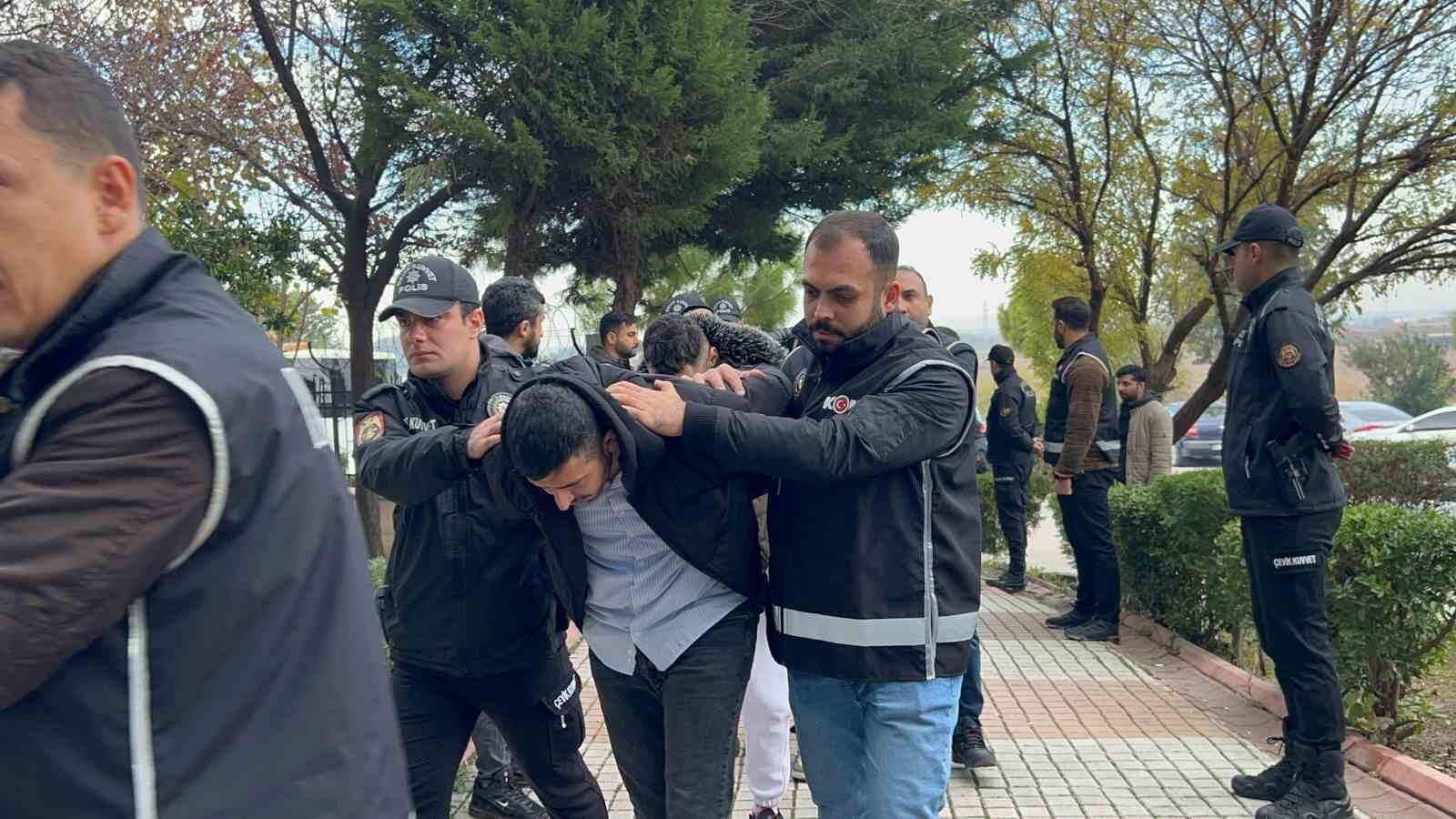 Adana’da “Sazan Sarmalı” Dolandırıcılık Operasyonu: 23 Şüpheli Adliyeye Sevk Edildi