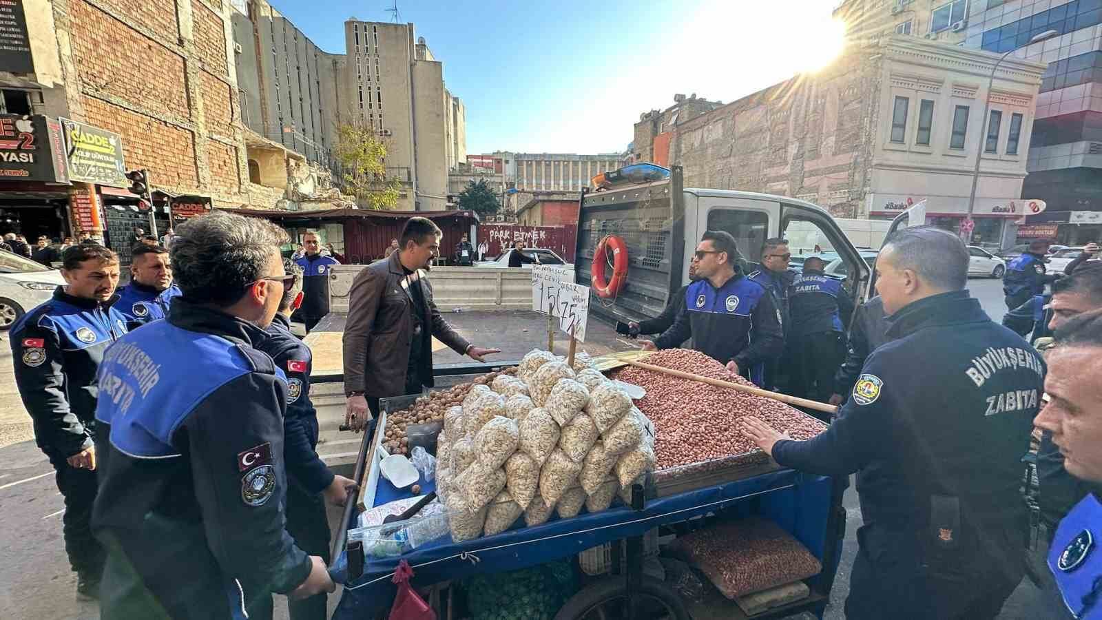 Adana’da Zabıta Ekiplerinden Kaldırım İşgali Denetimi