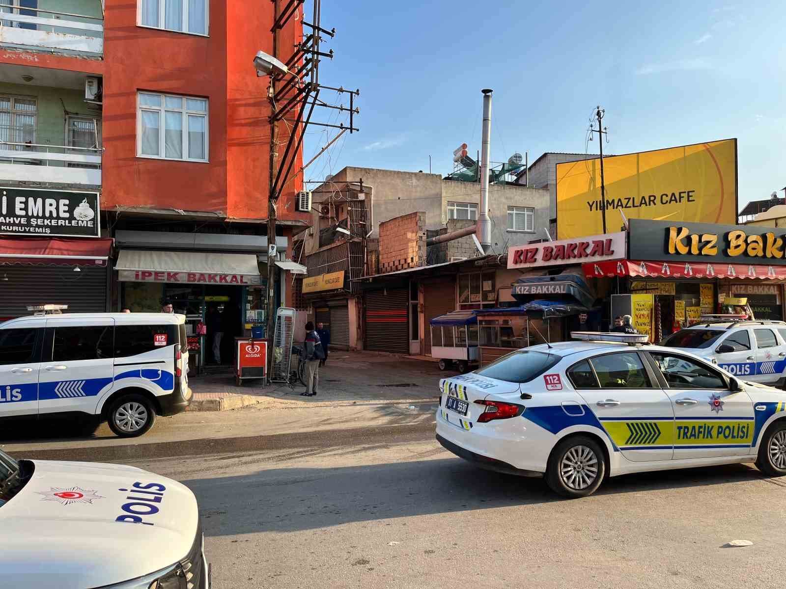 Adana’da Husumet Kanlı Bitti: Bıçaklayan Şahıs Başından Vurularak Öldürüldü