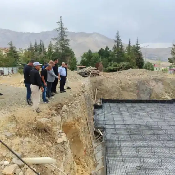 Ünal Ateş Ekinözü Belediye Hizmet Binası Açıklaması Yaparak İnşaatı İnceledi