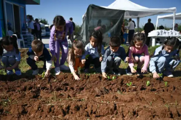 Seyhan’da Miniklere Doğa Sevgisi Aşılayan Eğitim: Gıda Atıkları Toprağa Can Verdi