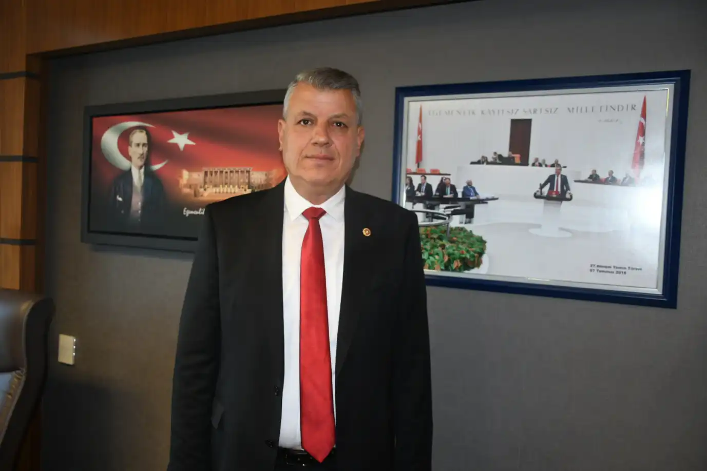 Ayhan Barut’tan 29 Ekim Kutlaması: “Karanlığa Boyun Eğmiyoruz”